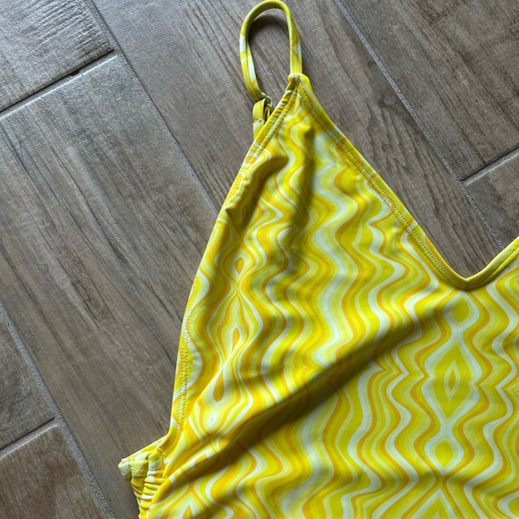 KENDALL & KYLIE nwt yellow swirl low back ruched side once piece swimsuit - Picture 2 of 9